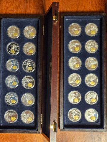 Minnemedaljer i kapsel og treskrin, en unse sølv